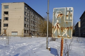 V panel&aacute;c&iacute;ch komplexu Skrunda bydl&iacute;valo pades&aacute;t tis&iacute;c lid&iacute;.